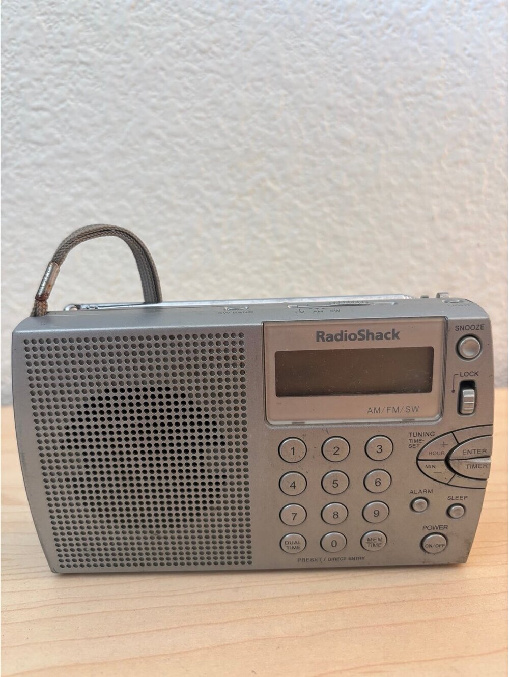 RADIO SHACK AM FM SW SHORTWAVE TRAVEL RADIO 20-125 WORKS GREAT